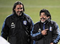 Sergio Batista (izq.), entrenador de la selecciones juveniles argentinas, junto a Diego Maradona. AFP  /