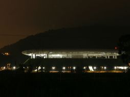 El nuevo estadio Chivas encendido de noche. M. FREYRÍA  /