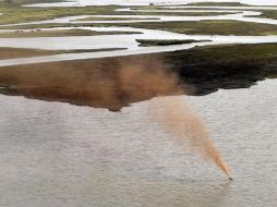 El barco ‘‘Captain Buford’’ chocó un pozo petrolero en Louisiana y provocó una nueva fuga de crudo en la zona. AP  /