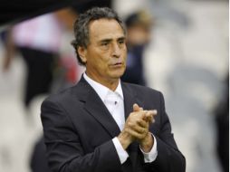 El técnico de las Chivas José Luis Real durante el partido semifinal ante U. de Chile. NOTIMEX  /