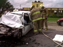 Protección Civil Jalisco realizó el rescate de los cuerpos que quedaron prensados en el vehículo. O. RUVALCABA  /