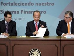 El Presidente con el gobernador del Banco de México, Agustín Cartens y el secretario de Hacienda, Ernesto Cordero. EL UNIVERSAL  /