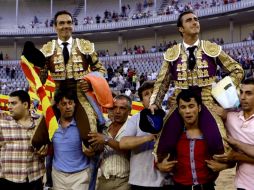 David Fandila El Fandi (der.) y Manuel Jesús El Cid tras el último festejo celebrado en la Monumental de Barcelona. EFE  /