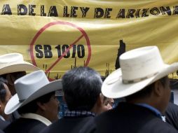 Campesinos protestan este miércoles a las afueras de la embajada de Estados Unidos en el DF, en contra de la ley de Arizona. EFE  /