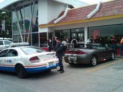 Entre mesas y sillas del restaurante se aseguraron tres casquillos  de bala calibre .38 súper. M. PATIÑO  /