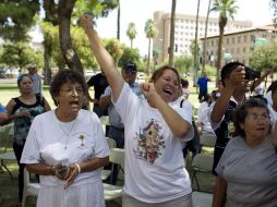 Varios opositores a la Ley Arizona, celebran en Phoenix el fallo de una juez contra las reglas racistas de la SB 1070. AP  /
