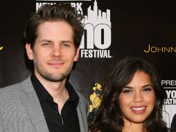 La actriz se ha dejado ver con su anillo de compromiso. AP  /