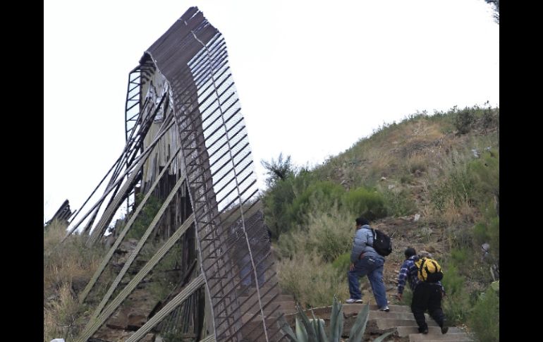 Los migrantes dejan todo en Arizona para volver a México. AP  /