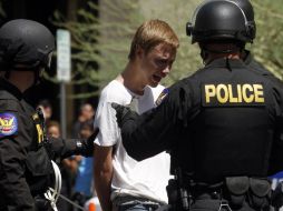 Algunos manifestantes confrontan a los elementos policiacos en actos de desobediencia civil. REUTERS  /