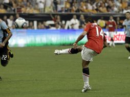 Momento de la anotación de Javier Hernández ante las estrellas de la MLS. AP  /