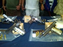A los detenidos les aseguraron cuatro pistolas calibre .45 y una 9 mm, además de dos granadas de fragmentación. O RUVALCABA  /