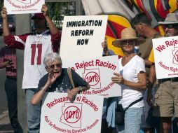 Manifestantes protestan en Arizona contra la aplicación de la ley que criminaliza la inmigración ilegal. EFE  /