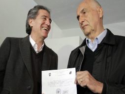 José Luis Navarro y Miguel Angel Calefato fue la primera pareja en contraer matrimonio. EFE  /