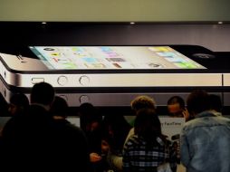 Aficionados al los gadgets revisan los nuevos aparatos iPhone 4 en Sidney, Australia. AFP  /