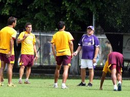 Miguel Herrera dirige un entrenamiento en vías del partido dos del Apertura 2010. MEXSPORT  /
