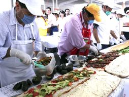 Decenas de torteros rompieron el récord del año pasado y de esta manera inauguran la Séptima Feria de la Torta. EL UNIVERSAL  /