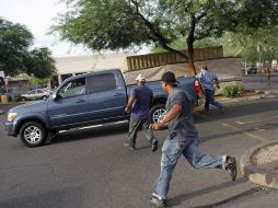 Trabajadores corren para ofrecer su trabajo. La Ley SB 1070 castiga cualquier negociación de este tipo. REUTERS  /