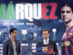 Rafael Márquez ha recibido un pequeño homenaje de parte de la directiva blaugrana encabezada por Sandro Rosell (der.) EFE  /