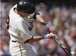 Pat Burrell conecta jonrón en la octava entrada contra los Dodgers. AP  /