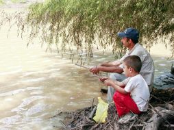 Tarde familiar de pesca en una presa de la localidad de Atemanica, en Tequila, Jalisco. ESPECIAL  /