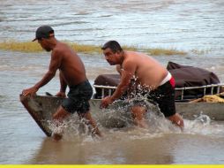 Rescatistas trasladan el cuerpo de la española Neus Terradas Trías, la primera en ser encontrada sin vida. EL UNIVERSAL  /