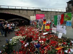 Las banderas de Alemania ondeaban a media asta en los edificios oficiales y decenas de personas visitaron la zona de la tragedia. AFP  /