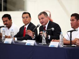 Los periodistas Alejandro Hernández y Javier Canales, tras ser rescatados la madrugada de ayer en Gómez Palacio. NTX  /