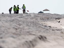 Las labores de limpieza del petróleo derramado continúan este domingo en las playas de Florida. AP  /