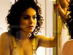 La actriz aparece en esta cinta con lencería blanca y peluca oscura. TMZ.COM  /