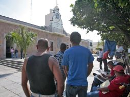 Hubo una manifestación de alrededor de 20 oficiales donde exigieron una audiencia con el presidente municipal. EL INFORMADOR  /