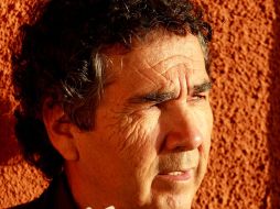 Rivera Letelier, de 60 años, invita a leer El arte de la resurrección, obra premiada por el sello Alfaguara. ESPECIAL  /