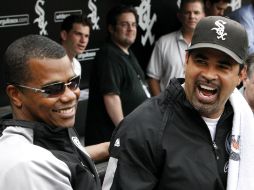 Ozzie Guillén (der) junto a Kenny Williams, manager general de las Medias Blancas de Chicago. AP  /