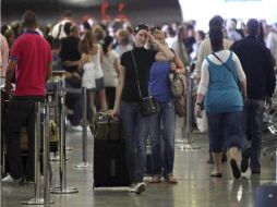 Los pasajeros se mostraron agobiados por la cancelación de los vuelos. ESPECIAL  /