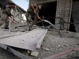 Soldados libaneses inspeccionan el puesto fronterizo que ha sido tiroteado por el ejército israelí. EFE  /