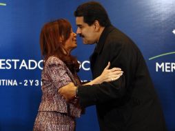 La presidenta de Argentina, Cristina Fernández, recibe al canciller venezolano, Nicolás Maduro, en San Juan. EFE  /