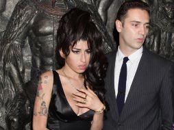 La cantante junto a su novio el director de cine Reg Traviss. AP  /