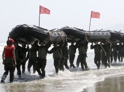 Militares surcoreanos recorren la frontera con norcorea en el despliegue naval más grande desde la guerra en 1950. AP  /