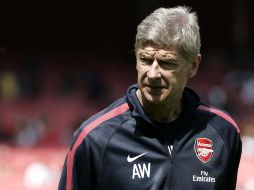 El técnico del Arsenal, Arsene Wenger, ha estado también detrás del guardameta del Fulham Mark Schwarzwer. AP  /