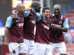 Pablo Barrera celebra el gol junto a sus compañeros del West Ham United. AFP  /