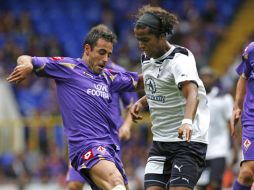 Giovani dos Santos (der.) tuvo un buen juego ante la Fiorentina. AFP  /