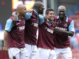 Barrera (tercero de izq. a der.) es felicitado por sus compañeros. AFP  /