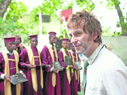 El bajista de Guns N’ Roses, Tommy Stinson, durante una reciente visita que hizo a Haití.AP  /