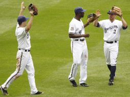 Ryan Braun (izq), Lorenzo Cain y Joe Inglett festejan la victoria en contra de los Astros. AP  /