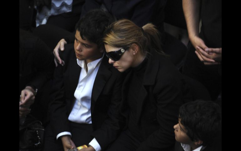 En la imagen Itatí Cantoral y sus hijos en Palacio de Bellas Artes. EFE  /