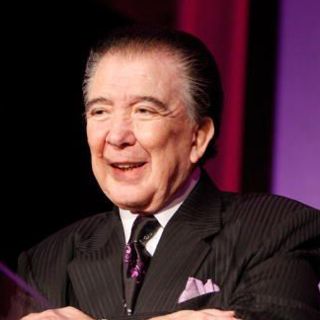 Familiares y amigos dan el último adiós a Roberto Cantoral