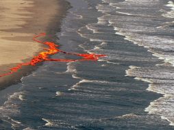 Se colocó una barrera para evitar la propagación de los restos de petróleo. AFP  /