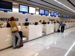 La suspensión de vuelos internacionales de Mexicana deja vacíos los mostradores. NTX  /