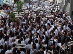 Integrantes del SNTTTASS se manifestaron en el Aeropuerto Internacional de la Ciudad de México. EL UNIVERSAL  /