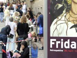 Muchas personas hicieron largas filas para observar las obras. AFP  /