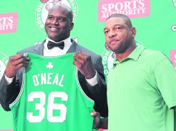 Shaquille O’Neal fue acompañado en su presentación por el entrenador de los Celtics, Doc Rivers. AP  /